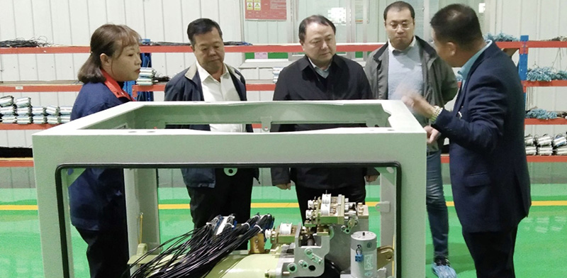 Sambut hangat pimpinan Sistem Tenaga Listrik Jaringan Negara untuk mengunjungi dan membimbing perusahaan Warmly welcome the leadership of the State Grid Electric Power System to visit and guide the company